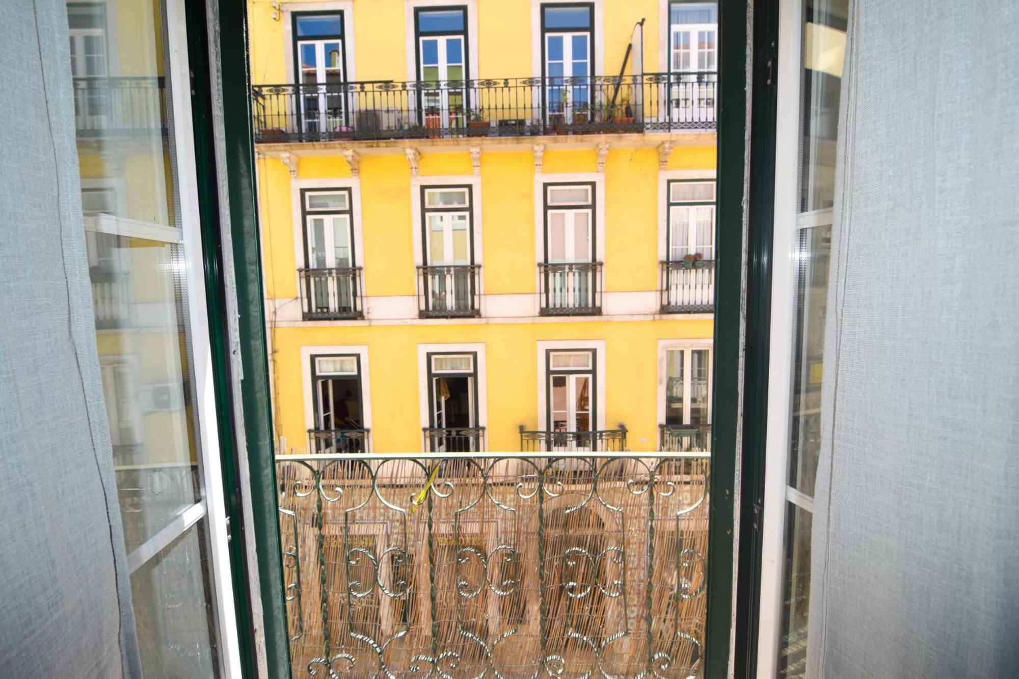 Shared Apartment With Bright Private Patio In Lisboa Exterior foto